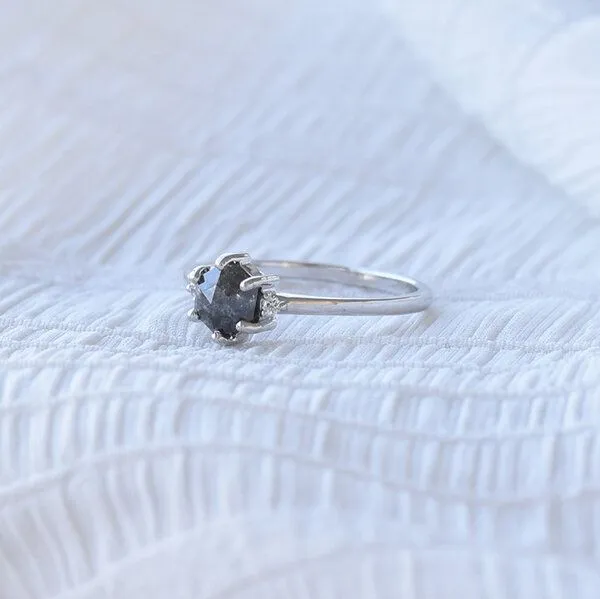 Eppi Eppi Goldring mit Salt and Pepper Diamant und Diamanten Felice, Weiss, – Produktbild 2 von 4