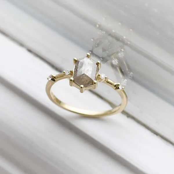 Eppi Eppi Goldring mit Hexagon Salt and Pepper Diamant Justine, Weiss, – Produktbild 4 von 4