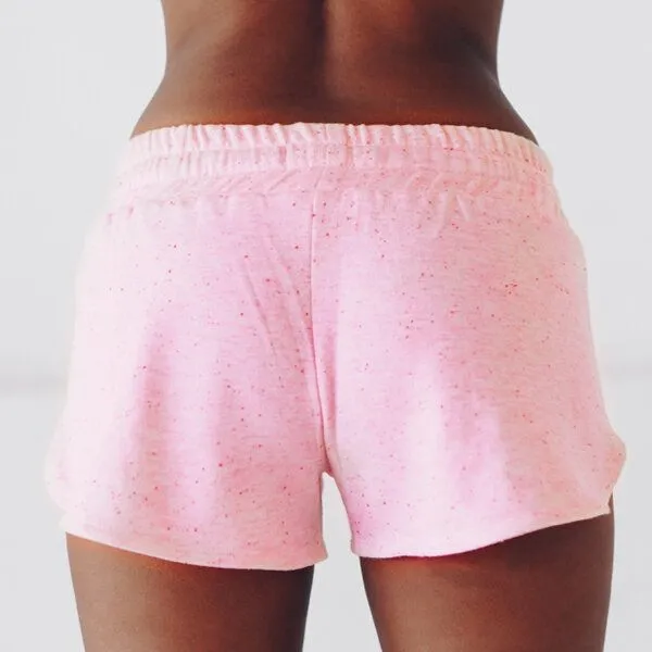 The Driftwood Tales The Driftwood Tales Kurze, sportliche Damenhose mit breitem Bund und DRIFTWOOD-Kordelzug, Rosa, – Produktbild 3 von 4