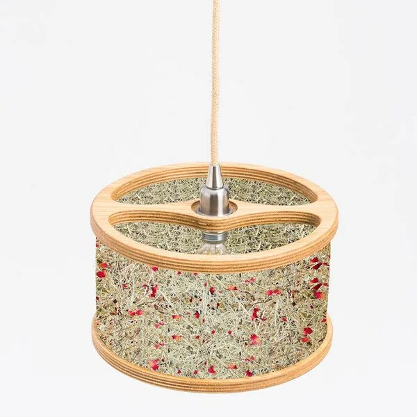 ALMUT von Wildheim ALMUT von Wildheim Almheu Pendellampe aus 100 % Tiroler Bio-Gräsern, Heu & rosenblüten (grün/rot), – Produktbild 1 von 4