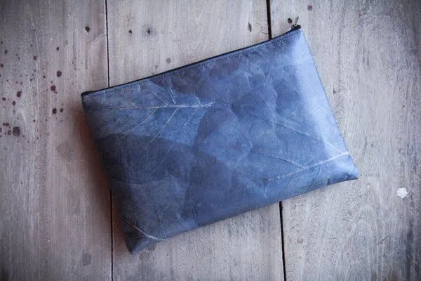 BY COPALA BY COPALA Laptop Hülle 13–14 Zoll aus Blattleder – Laptoptasche für MacBook Air & Pro in Marineblau – Produktbild 2 von 4