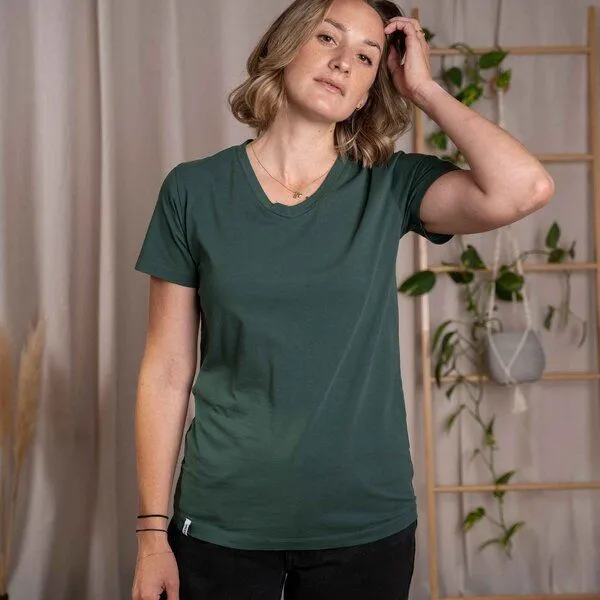 Vresh Clothing Vresh Clothing Vroni - V-Neck T-Shirt aus Biobaumwolle, Dunkelgrün, – Produktbild 2 von 4