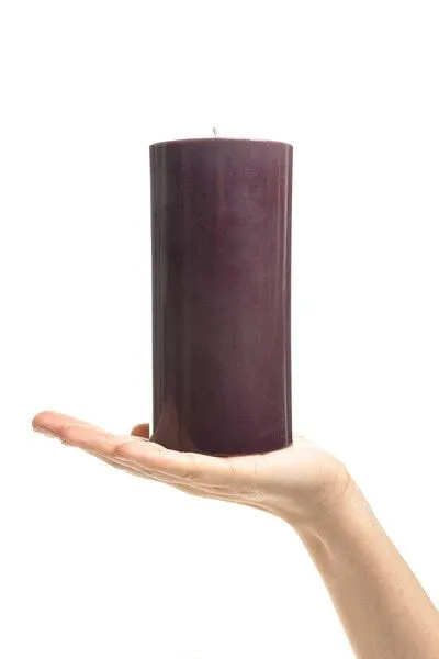 Tranquillo Handgearbeitete Stumpenkerze GLUMI wine red, Ø 7,5 x 15 cm - rot – Produktbild 2 von 3