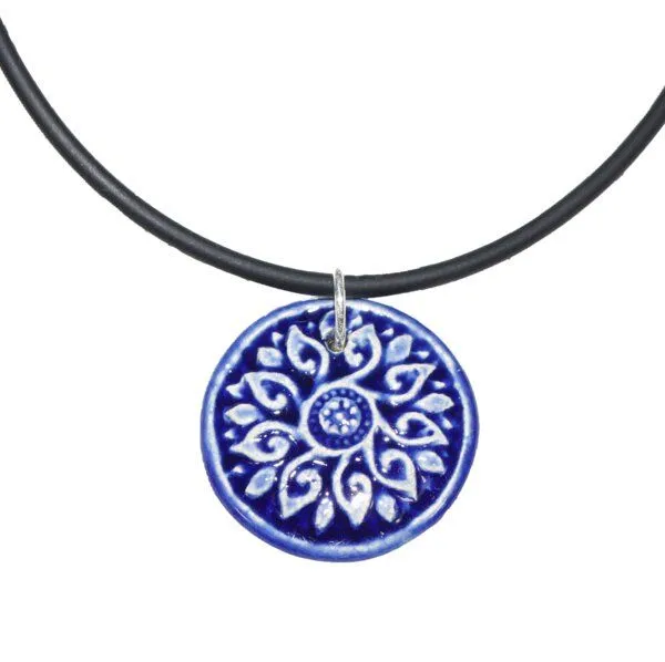 Schönes aus Indochina Schönes aus Indochina Schmuck aus Keramik, Anhänger Blume und Fächer am Kautschukcollier, Royal, – Produktbild 2 von 5