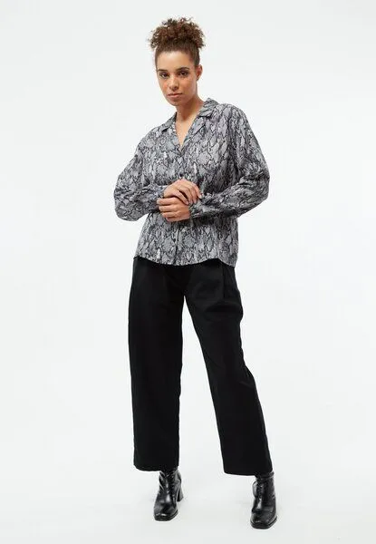 Givn Berlin Givn Berlin Bluse GBZORA aus TENCEL mit Reverskragen, Black / grey (snake), – Produktbild 2 von 4