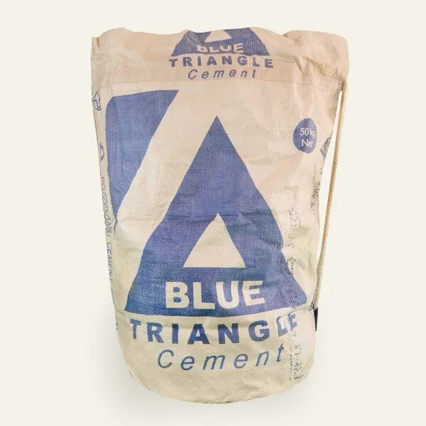 Nyuzi Blackwhite Nyuzi Blackwhite Upcycling Wäschesack | Seesack aus recyceltem Zementsack, Blau triangle, – Produktbild 4 von 4