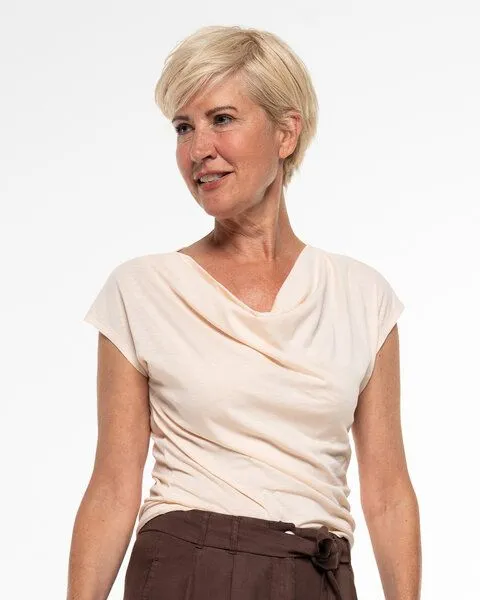 Alma & Lovis Alma & Lovis Shirt mit Wasserfall-Ausschnitt, aus Bio-Baumwolle | Short Cascade, Blush (rose-natur), – Produktbild 3 von 4