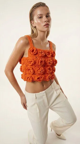 KnitToChange KnitToChange Handgehäkeltes Crop-Top mit 3D-Blüten in Orange – Produktbild 3 von 4
