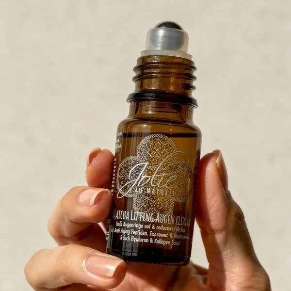 Jolie au naturel Jolie au naturel Matcha Lifting Augen Elixier – 3-fach Hyaluron,Peptide, Exosomen & Kollagen Boost – Produktbild 1 von 2