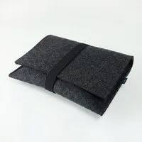 matilda k manufaktur matilda k. manufaktur Minimalistischer Kabel Organizer aus Wollfilz 'otto' in 2 Größen | passend zu Laptophülle 'max', Anthrazit, – Produktbild 1 von 2