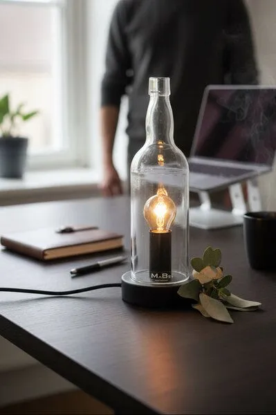 MaBe MaBe Tischleuchte + Windlicht aus der Whisky Flasche 2in1, Transparent, – Produktbild 3 von 4
