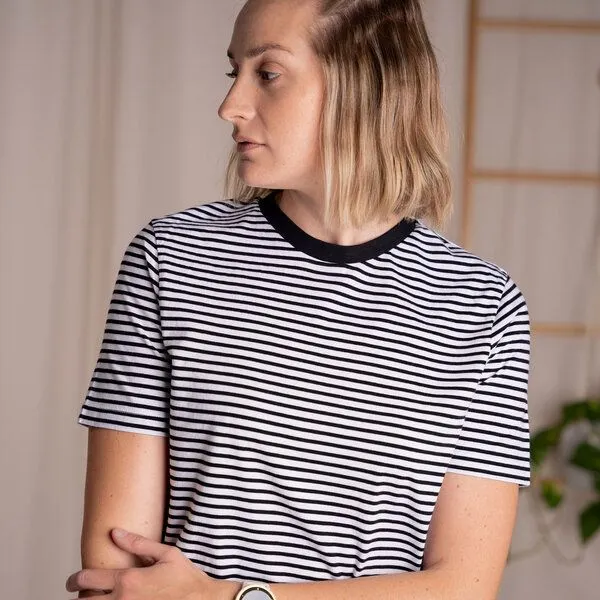 Vresh Clothing Vresh Clothing Vanny - gestreiftes T-Shirt aus Biobaumwolle, Schwarz/weiß, – Produktbild 3 von 6