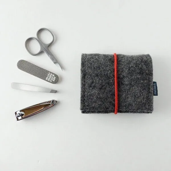 matilda k. manufaktur matilda k. manufaktur mini-maniküre-set 'jacob' (mit Nagelknipser) aus Wollfilz mit Rundgummi-Verschluß in vielen Farben, Anthrazit, – Produktbild 4 von 6