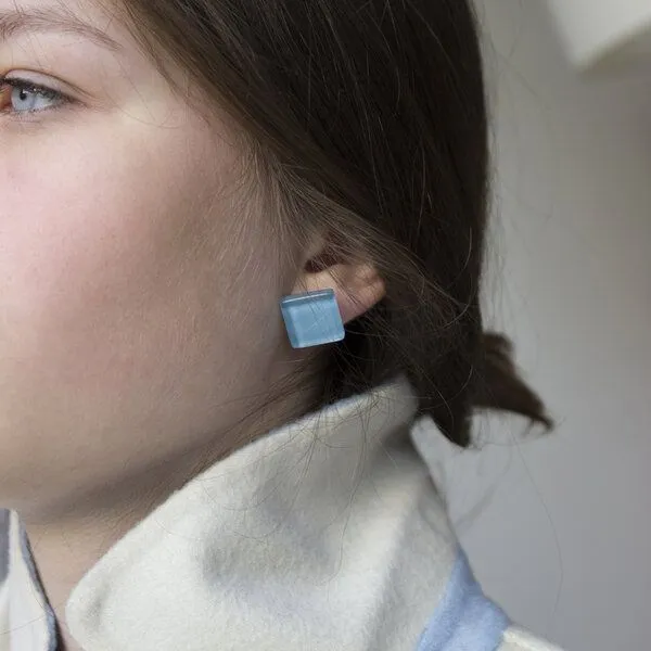 ALEXASCHA ALEXASCHA Minimalistische Ohrclips aus Glas | PUREFORM, Eisblau, – Produktbild 1 von 4