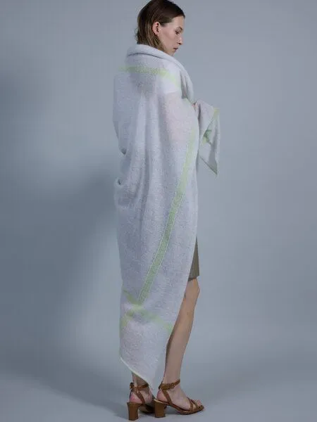 Susan's Fashion Susan's Fashion großes Mohairplaid Sue mit Karostreifen, Hellgrau mit hellgrün (grau), – Produktbild 4 von 5
