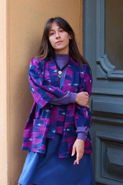 ManduTrap ManduTrap Dhima Kimono Jacke Damen – Handgewebter Ikat Bio-Baumwolle | Zero Waste, Blau/violett, – Produktbild 3 von 3