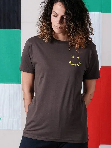 FANTASTIC REALITY STUDIOS Fantastic Reality Studios It Is What It Is T-Shirt – Bio-Baumwolle, Unisex, Braun, – Produktbild 2 von 4