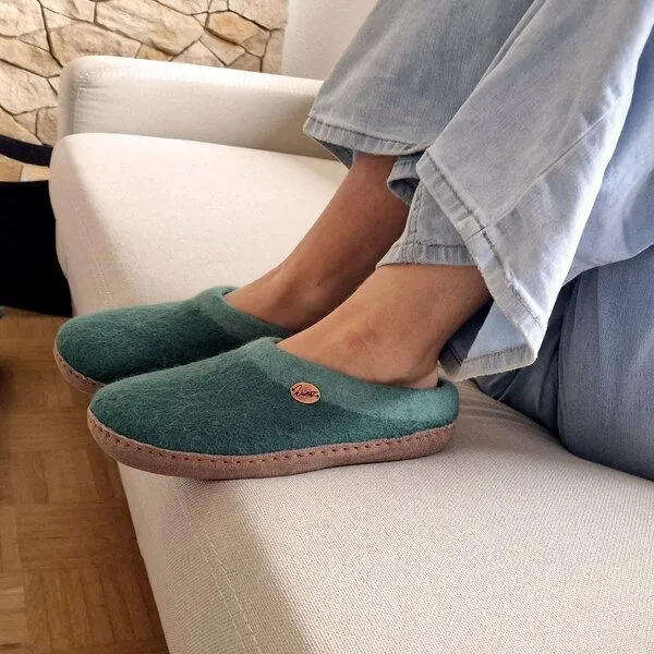 WoolFit WoolFit Sherpa Barfuß-Hausschuhe unisex Filz-Pantoffeln mit Ledersohle, nachhaltig aus 100% Wolle, Grün, – Produktbild 1 von 4