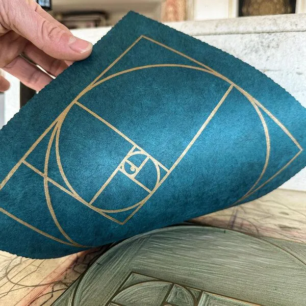 Veskor Cassiopeia Veskor Cassiopeia FIBONACCI SEQUENZ Heilige Geometrie Linoldruck | 22 × 22 cm | Gold auf Petrol-Blau – Produktbild 2 von 4