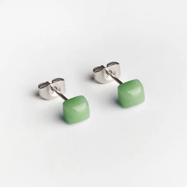 ALEXASCHA ALEXASCHA Winzige Ohrstecker aus recyceltem Glas 4mm, Lindgrün, – Produktbild 1 von 4