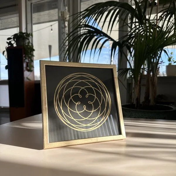 Veskor Cassiopeia Veskor Cassiopeia Gerahmt | ROSE OF VENUS Heilige Geometrie Linoldruck | 20 × 20 cm in 22 × 22 cm Rahmen | Gold, Schwarz, – Produktbild 3 von 5