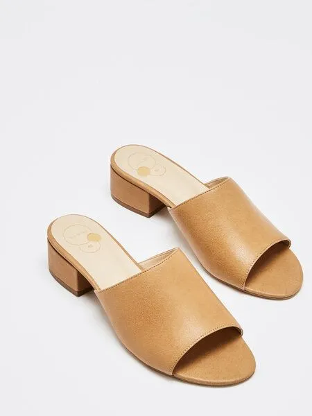 NINE TO FIVE NINE TO FIVE #maia - minimalistische Mule Sandale aus leichter Microfaser mit Blockabsatz, Almond lux, – Produktbild 1 von 4
