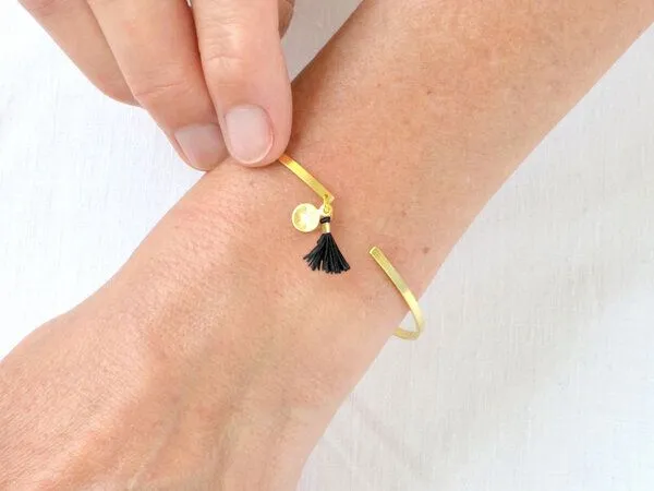 renna deluxe renna deluxe Armreif in Gold mit zwei Anhängern, Schwarz, – Produktbild 2 von 4