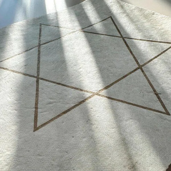 Veskor Cassiopeia Veskor Cassiopeia HEXAGRAMM {6/2} | Goldener Heilige Geometrie Stern Linoldruck | 22 × 22 cm, Weiss, – Produktbild 3 von 4