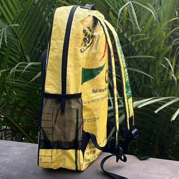 MoreThanHip MoreThanHip Laptop-Rucksack 15,6 Zoll aus recycelten Zement- oder Fischfuttersäcken - Trong, Weiß/grün - biene, – Produktbild 3 von 4