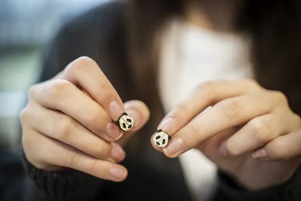 BeWooden BeWooden Ohrstecker mit Holzdetails | Panda – Produktbild 3 von 4