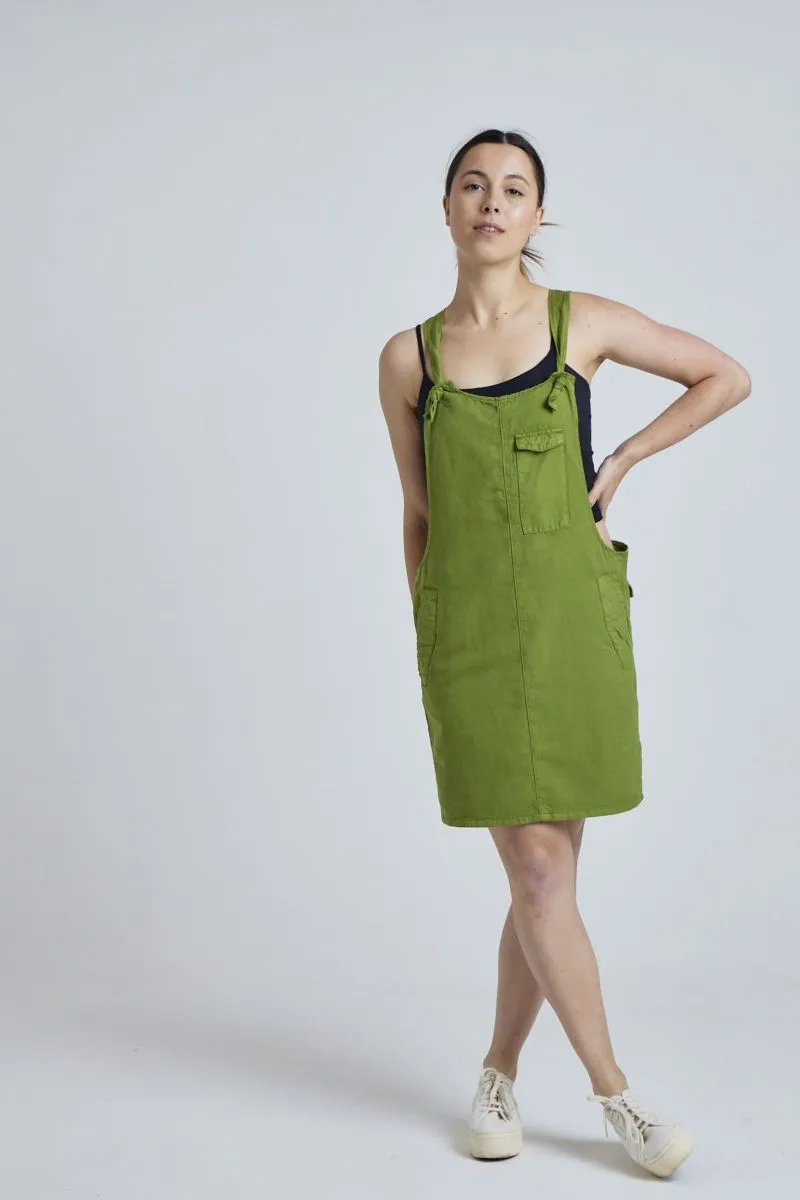 Flax and Loom Latzkleid Modell: Peggy, Spring green, – Produktbild 1 von 1