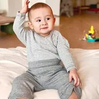 OrganicEra Baby Langarm Kimono Bodysuit, gestreift 'OrganicEra' aus Bio Baumwolle – Produktbild 1 von 1