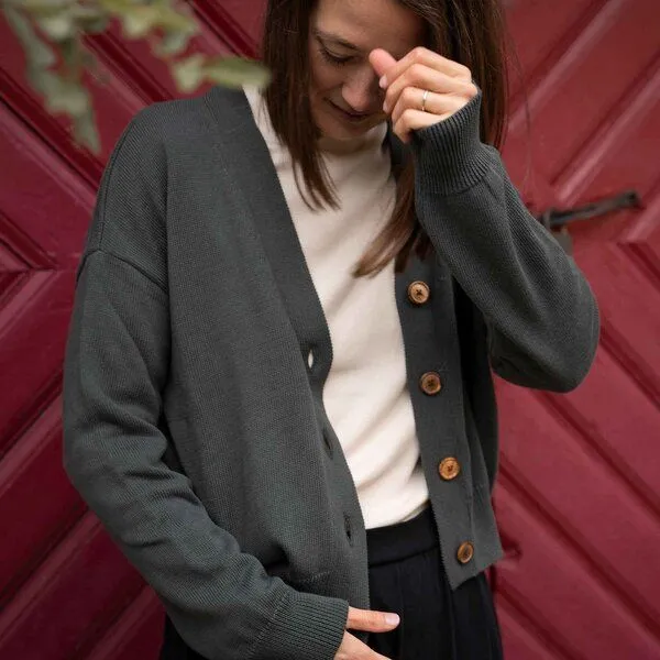 Vresh Clothing Vresh Clothing Vreia, Kurze Strickjacke aus Biobaumwolle, Tannengrün, – Produktbild 4 von 4
