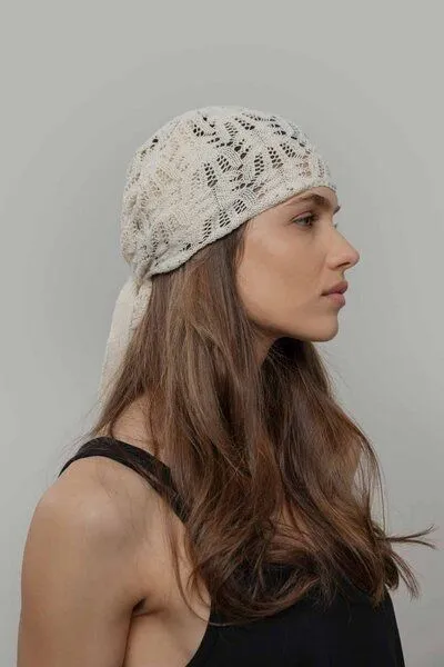 Rifò - Circular Fashion Made in Italy Rifò - Circular Fashion Made in Italy gestricktes Bandana/ Dreieckstuch Alexia aus Baumwolle, Beige/ ecru, – Produktbild 1 von 2