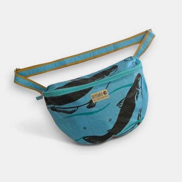 REFISHED fair fashion REFISHED fair fashion BUM BAG XL spezieller Gurt | Upcycelte Bauchtasche, #fish hellblau, – Produktbild 1 von 4