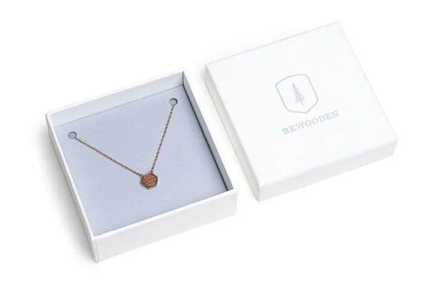 BeWooden BeWooden Kette mit Anhänger in Hexagon Form mit Holzdetail, Rea, – Produktbild 3 von 4