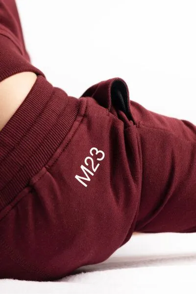 M23 M23 Kinder Jogginghose aus Biobaumwolle, Modell "Luke", Bordeauxrot, – Produktbild 3 von 4