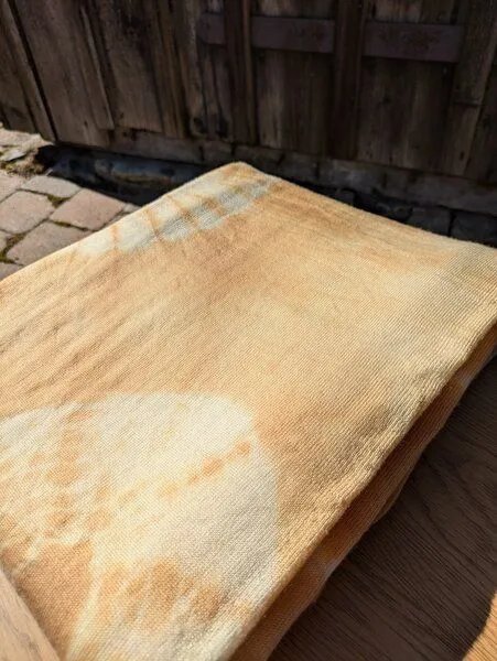 Wooliie Wooliie Handgefertigte Decke aus 100 % Merinowolle – pflanzlich gefärbt, Gold shibori (gelb), – Produktbild 3 von 3