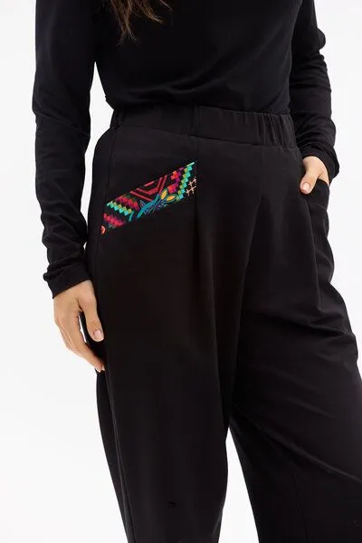 KOKOworld KOKOworld Hose Alinta – Schmal zulaufende, figurbetonende Beine – Funktionale, dekorative Taschen – Bequemer, leicht sportlicher Schnitt – Fair produziert in Polen, Alinta black (schwarz), – Produktbild 2 von 4
