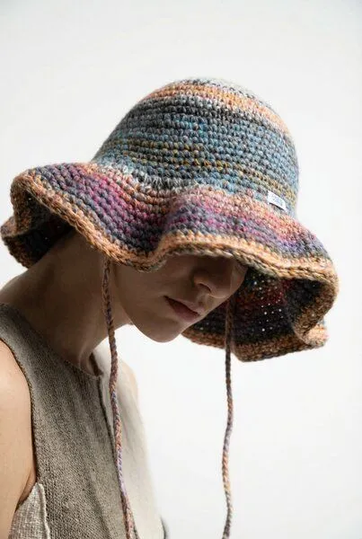 KnitToChange KnitToChange Handgehäkelte Bucket Hat mit breiter Krempe – Multicolor – Produktbild 2 von 4
