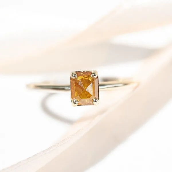 Eppi Eppi Goldring mit Salt and Pepper Diamant in Emeraldform Lucilia – Produktbild 2 von 3