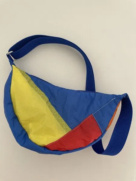 Skrabak Skrabak Upcycling-Bauchtasche aus Segeltuch (handgefertigte Unikate), Blau-gelb-rot-orange, – Produktbild 1 von 4