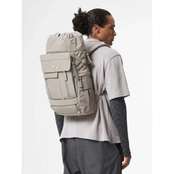 PINQPONQ pinqponq Blok Medium Crinkle - Rucksack aus recycletem Nylon, Crinkle taupe, – Produktbild 3 von 3