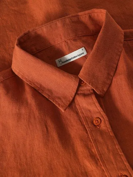 KnowledgeCotton Apparel KnowledgeCotton Apparel ASTER faltbares Kurzarm-Leinenhemd - Bio-Leinen - GOTS/Vegan, Rot (burnt-brick), – Produktbild 2 von 3