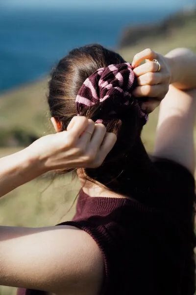 Kopyto Kopyto ROZELLA RWS – großes gestricktes Scrunchie für Haare mit Streifen, Weiß/gelb, – Produktbild 4 von 4