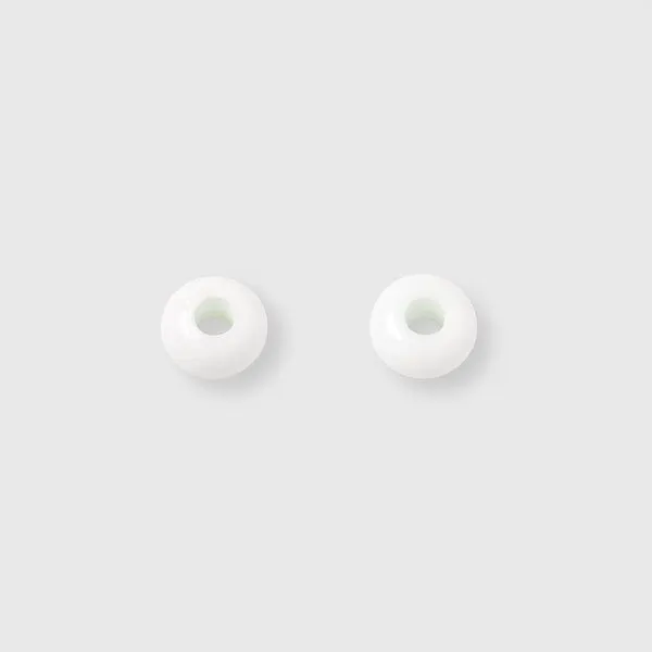 fejn jewelry fejn jewelry Creole murano huggie mit buntem Glasanhänger, Silber / white opaque, – Produktbild 2 von 4