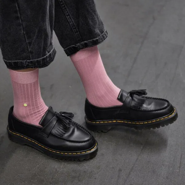 wysf. | what you stand for. wysf. | what you stand for. Socken, Rippenstrick mit Knopf, Bio-Baumwoll-Mix, Rosa (alltrosa), – Produktbild 4 von 4