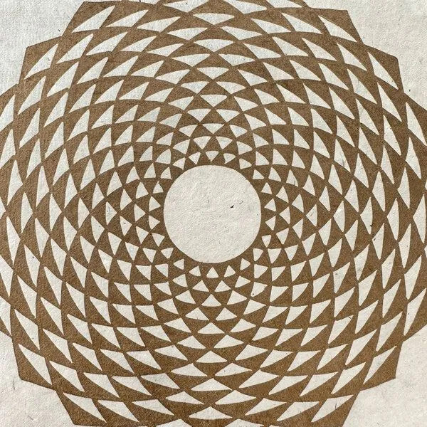 Veskor Cassiopeia Veskor Cassiopeia ETERNA FLORO Heilige Geometrie Linoldruck | 21 × 21 cm | Gold auf Naturweiß – Produktbild 2 von 4