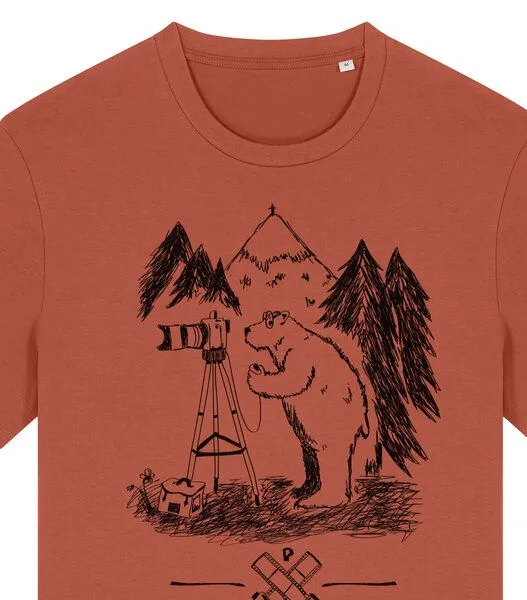 päfjes päfjes Foto T-Shirt | Fotokamera analogfotografie mit Bär - Unisex Männer Bio Siebdruck Shirt, Rot (heritage brown), – Produktbild 2 von 3