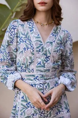 Haus of Namaste Haus of Namaste Kniekurzes Kleid 'Ira' aus Bio-Baumwolle – handbedruckt mit veganen Farben & Spitze – Produktbild 1 von 1